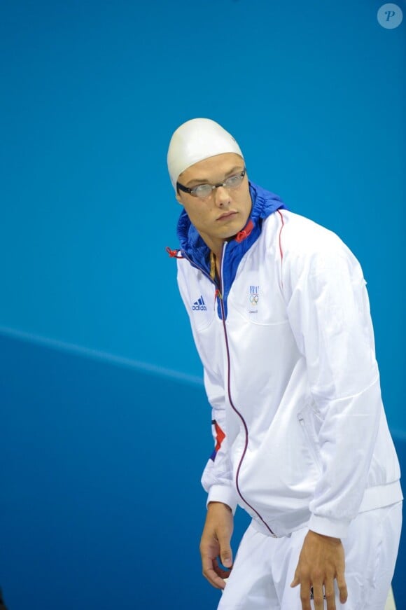 Florent Manaudou, concentré avant la demi-finale du 50 m nage libre sous les yeux de sa soeur Laure le 2 août 2012 à Londres