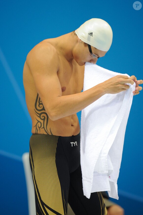 Florent Manaudou sen prépare à disputer la demi-finale du 50 m nage libre sous les yeux de sa soeur Laure le 2 août 2012 à Londres