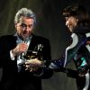 Alain Delon, fier et récompensé d'un Life Achievement Award, reçoit son prix des mains d'Elsa Martinelli, lors du Festival de Locarno le 2 août 2012