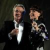 Alain Delon, récompensé d'un Life Achievement Award, reçoit son prix des mains d'Elsa Martinelli, lors du Festival de Locarno le 2 août 2012