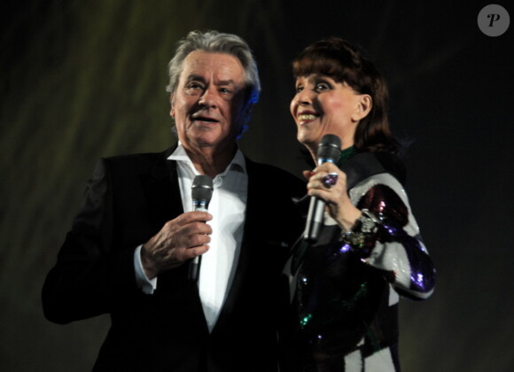 Alain Delon, récompensé d'un Life Achievement Award, reçoit son prix des mains d'Elsa Martinelli, lors du Festival de Locarno le 2 août 2012