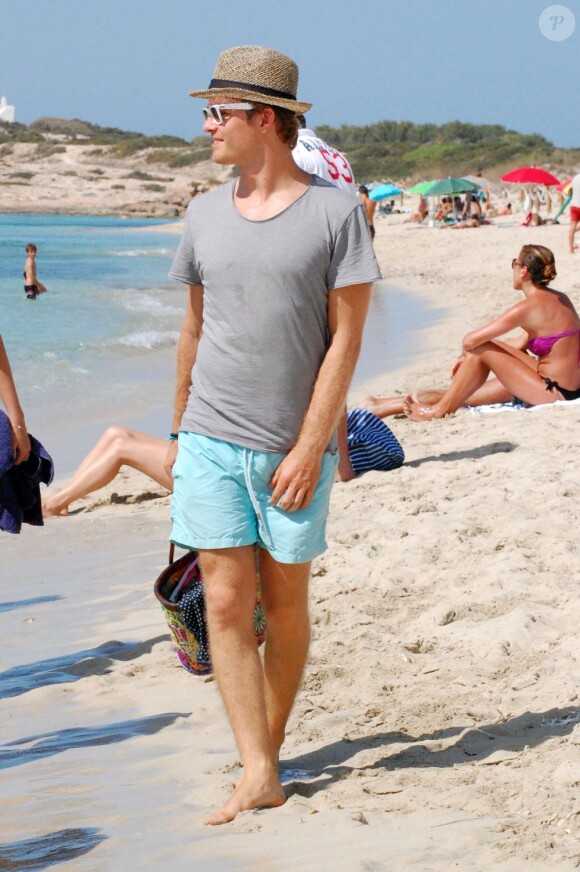 Nico Rosberg, souriant sur l'île de Formentera avec sa compagne Vivian Sibold le 2 août 2012