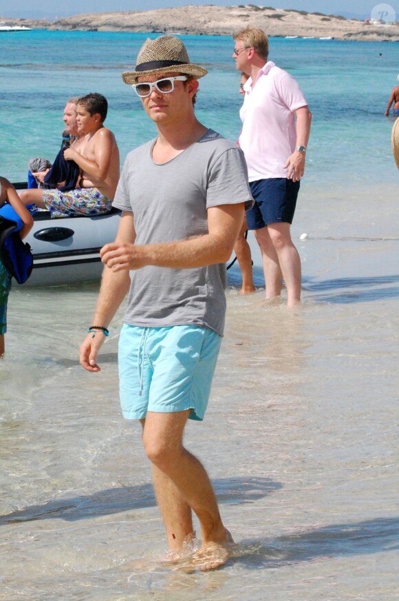 Nico Rosberg les pieds dans l'eau sur l'île de Formentera avec sa compagne Vivian Sibold le 2 août 2012
