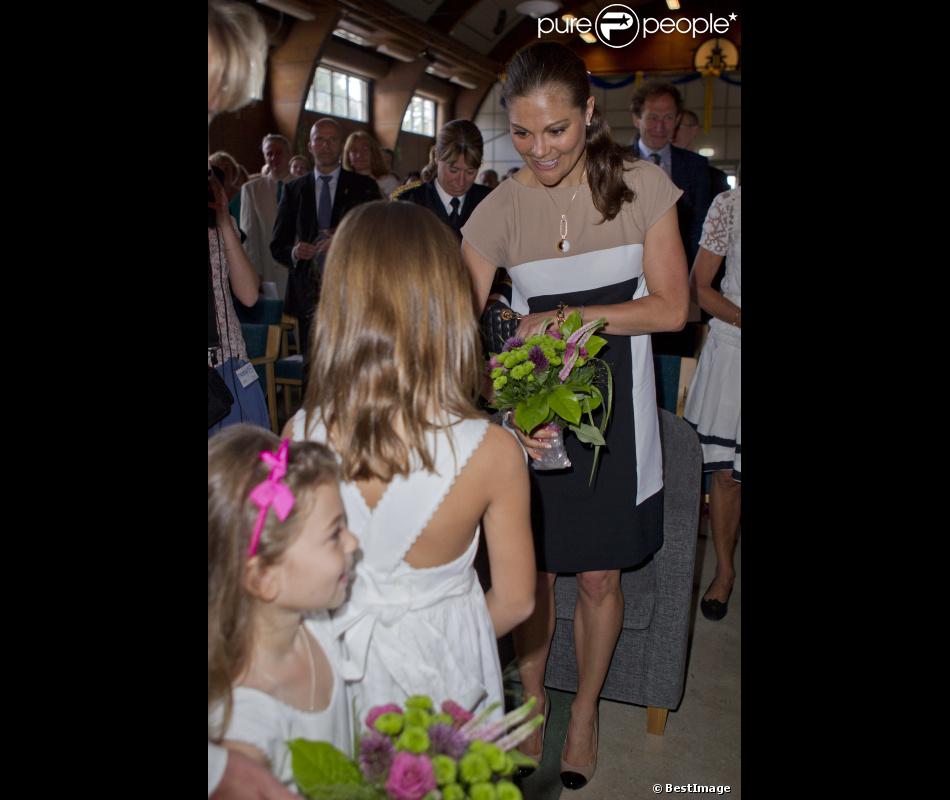 La Princesse Victoria De Suède Se Voit Offrir Un Bouquet De