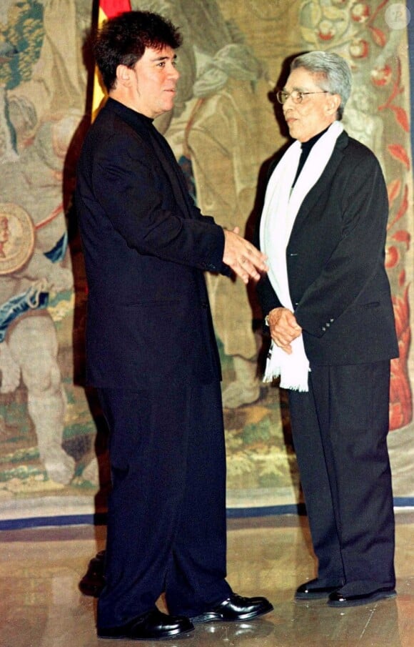 En 2000, Chavela Vargas avait été décorée à Madrid par José Maria Aznar, reçue dans l'ordre d'Isabel la Catolica, en présence de son grand ami Pedro Almodovar. La chanteuse mexicaine est décédée le 5 août 2012 à 93 ans.