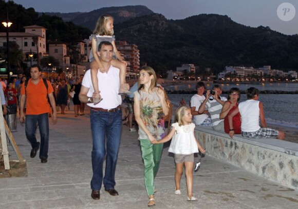 Promenade sur le front de mer... Letizia et Felipe d'Espagne sont arrivés début août 2012 à Majorque avec leurs filles les princesses Leonor (6 ans) et Sofia (5 ans) pour leurs vacances d'été annuelles. Le 6 août, on a notamment vu la petite famille se promener à Palma, poser pour les photographes et assister au coucher de soleil sur la mer.