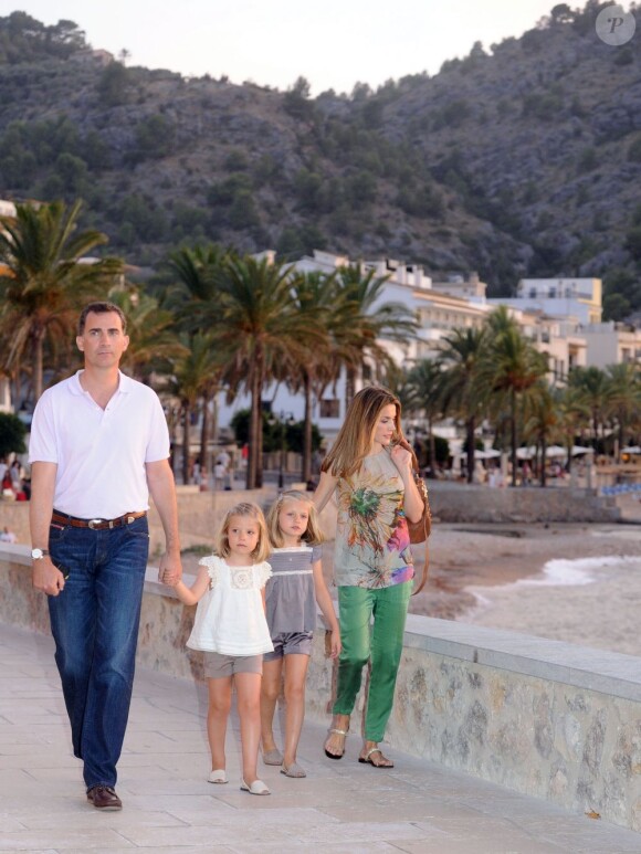 Promenade sur le front de mer... Letizia et Felipe d'Espagne sont arrivés début août 2012 à Majorque avec leurs filles les princesses Leonor (6 ans) et Sofia (5 ans) pour leurs vacances d'été annuelles. Le 6 août, on a notamment vu la petite famille se promener à Palma, poser pour les photographes et assister au coucher de soleil sur la mer.
