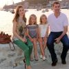 Photo de famille devant la baie, sous le soleil orangé... Letizia et Felipe d'Espagne sont arrivés début août 2012 à Majorque avec leurs filles les princesses Leonor (6 ans) et Sofia (5 ans) pour leurs vacances d'été annuelles. Le 6 août, on a notamment vu la petite famille se promener à Palma, poser pour les photographes et assister au coucher de soleil sur la mer.