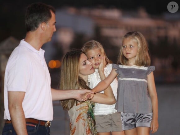 Letizia et Felipe d'Espagne sont arrivés début août 2012 à Majorque avec leurs filles les princesses Leonor (6 ans) et Sofia (5 ans) pour leurs vacances d'été annuelles. Le 6 août, on a notamment vu la petite famille se promener à Palma, poser pour les photographes et assister au coucher de soleil sur la mer.