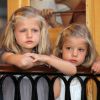 Letizia et Felipe d'Espagne sont arrivés début août 2012 à Majorque avec leurs filles les princesses Leonor (6 ans) et Sofia (5 ans) pour leurs vacances d'été annuelles. Le 6 août, on a notamment vu la petite famille se promener à Palma, poser pour les photographes et assister au coucher de soleil sur la mer.