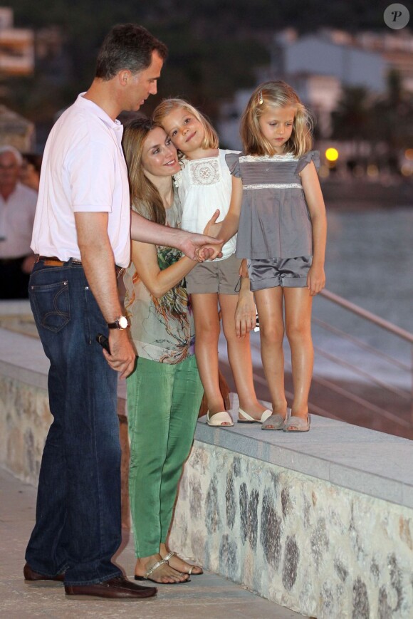 La marche sur un muret de front de mer, un classique des enfants en vacances ! Letizia et Felipe d'Espagne sont arrivés début août 2012 à Majorque avec leurs filles les princesses Leonor (6 ans) et Sofia (5 ans) pour leurs vacances d'été annuelles. Le 6 août, on a notamment vu la petite famille se promener à Palma, poser pour les photographes et assister au coucher de soleil sur la mer.