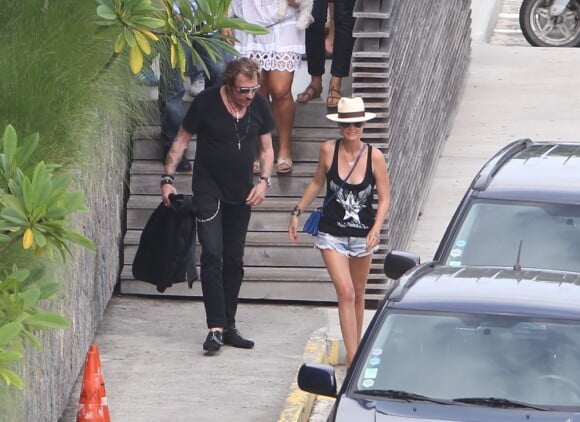 Johnny Hallyday arrive à l'aéroport de Saint-Barthélémy, afin de profiter de ses proches. Laeticia est venue le chercher ! Le 4 août 2012