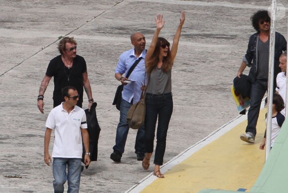 Johnny Hallyday arrive, avec son musicien et ami Yarol Poupaud (et sa douce Caroline de Maigret), à l'aéroport de Saint-Barthélémy. Le 4 août 2012