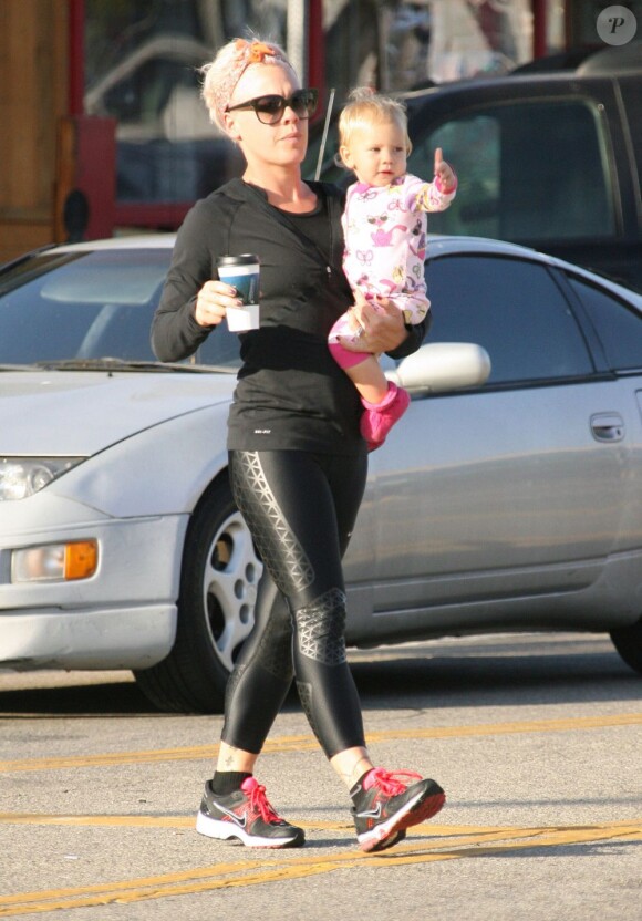 Exclu - Pink, tout en Nike et sa fille Willow en pyjama, arpentent les rues de Los Angeles. Le 8 août 2012.