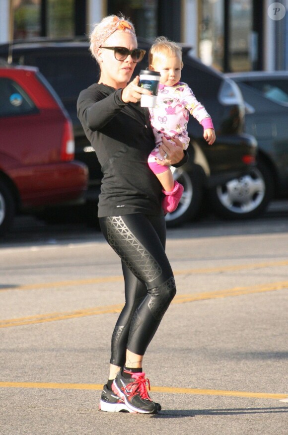 Exclu - Pink et sa fille Willow Hart, un an, surprises à Los Angeles le 8 août 2012.