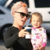 Exclu - Pink, maman tendre avec son adorable Willow à Los Angeles, le 8 août 2012.