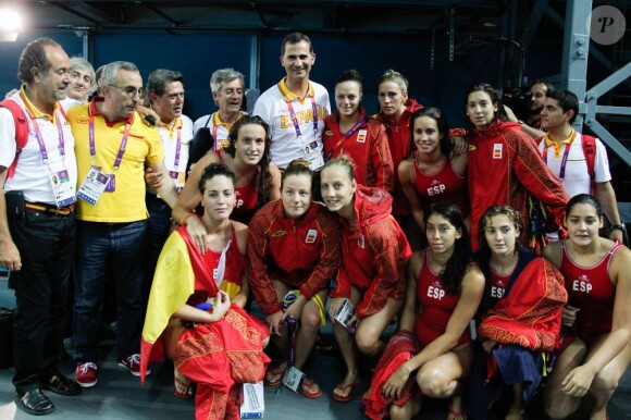 Le prince Felipe d'Espagne posant avec l'équipe d'Espagne féminine de water-polo après sa défaite face aux Etats-Unis en finale du tournoi olympique, le 9 août 2012, à Londres.