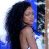 Rihanna, sublime dans sa robe à fleurs et cheveux au vent, prend la pose sur le Rocher. Monaco, le 29 juillet 2012.