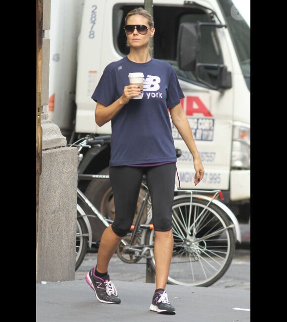 La belle Heidi Klum s'offre un café après son jogging à New York, le 11 août 2012