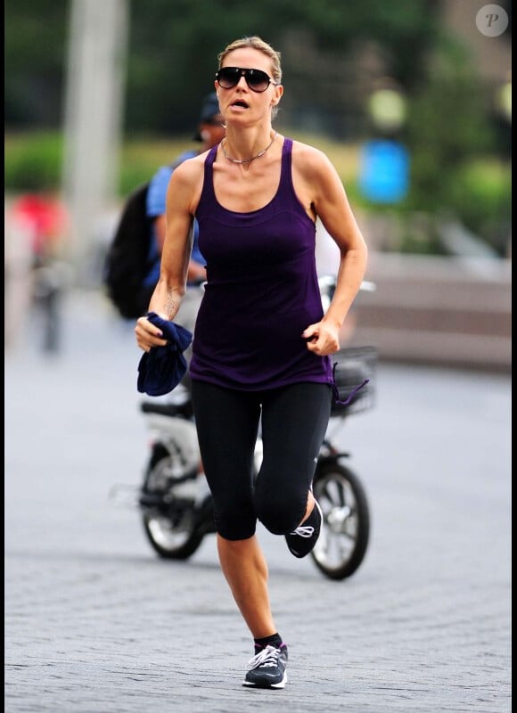 Heidi Klum, concentrée, fait son jogging avec son bodyguard à New York, le 11 août 2012
