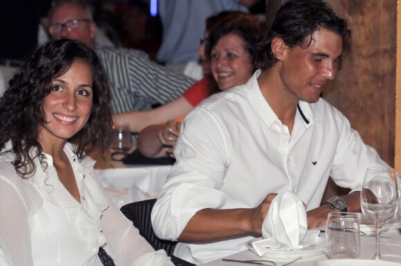 Rafael Nadal et sa compagne Xisca Perello étaient les invités du roi Juan Carlos Ier d'Espagne le 10 août 2012 au restaurant Flanigan, à Majorque.