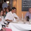 Le roi Juan Carlos voulait témoigner son amitié et remonter le moral de son champion... Rafael Nadal, avec sa compagne Xisca Perello, était l'invité du roi Juan Carlos Ier d'Espagne le 10 août 2012 au restaurant Flanigan, à Majorque.
