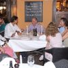 Rafael Nadal était, avec sa compagne Xisca Perello, l'invité du roi Juan Carlos Ier d'Espagne le 10 août 2012 au restaurant Flanigan, à Majorque.