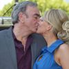 Un beau baiser pour un beau moment. Le chanteur américain Neil Diamond, 71 ans, inaugurait le 10 août 2012 en présence de son épouse Katie McNeil, 42 ans, son étoile sur le Hollywood Walk of Fame, au 1750 Vine Street, devant les locaux de Capitol Records.