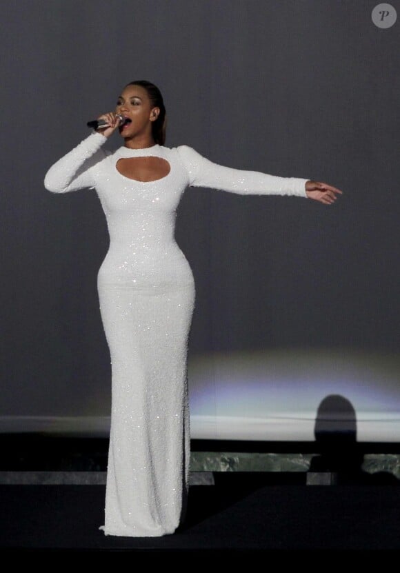 Beyoncé Knowles, ravissante dans une robe Marc Bouwer, interprète sa chanson I Was Here lors de l'assemblée générale de l'ONU. New York, le 10 août 2012.