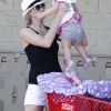 Victoria Prince fait des courses à Los Angeles, le samedi 11 août, avec sa petite fille Jordan, un an.