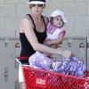 Victoria Prince fait des courses à Los Angeles, le samedi 11 août, avec sa petite fille Jordan, un an.