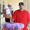 Kevin Federline et Victoria Prince font des courses à Los Angeles, le samedi 11 août, avec leur petite fille Jordan, un an.