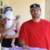 Kevin Federline et sa fiancée Victoria Prince font des courses à Los Angeles, le samedi 11 août, avec leur petite fille Jordan, un an.