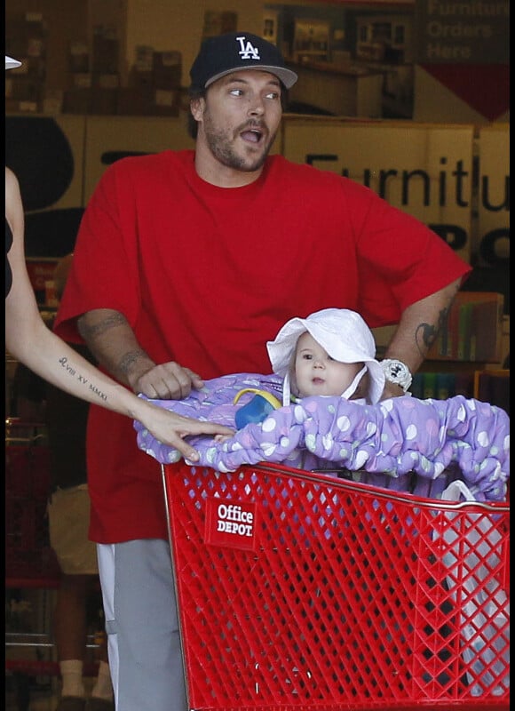 L'ex-mari de Britney Spears, Kevin Federline, fait des courses à Los Angeles, le samedi 11 août, avec sa petite fille Jordan, un an.