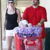 Kevin Federline et Victoria Prince font des courses à Los Angeles, le samedi 11 août, avec leur petite fille Jordan, un an.