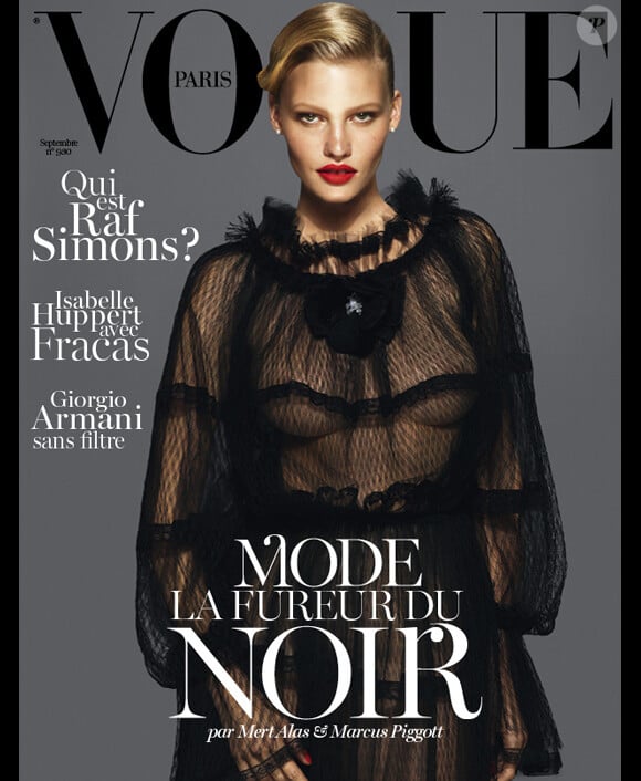 Lara Stone en couverture du magazine Vogue Paris de septembre 2012, photographiée par Mert Alas et Marcus Piggott.