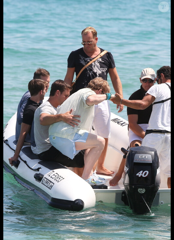 Elton John arrive avec son mari David Furnish au Club 55 de Saint-Tropez avec quelques amis le 13 août 2012