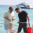  Elton John et son mari David Furnish arrivent au Club 55 de Saint-Tropez avec quelques amis le 13 août 2012 