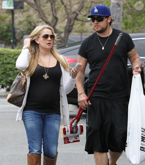 Tiffany Thornton, enceinte et son mari Christopher Carney, à Malibu, le 12 avril 2012
