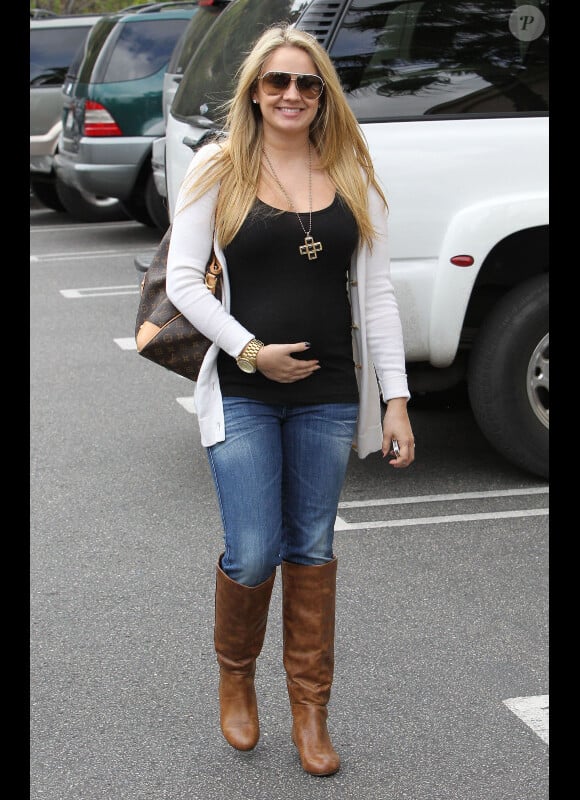Tiffany Thornton, enceinte à Malibu, le 12 avril 2012