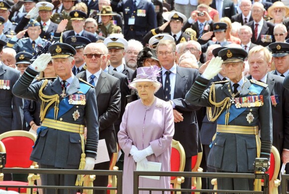 Le duc d'Edimbourg lors d'une commémoration à Green Park le 28 juin 2012.
Le prince Philippe, duc d'Edimbourg, a été hospitalisé en urgence à Aberdeen le 15 août 2012 au cours des vacances du couple royal à Balmoral. En début de semaine, il paraissait pourtant en bonne santé, en visite sur l'île de Wight.