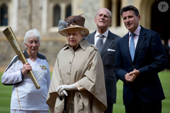 Le duc d'Edimbourg lors du passage du relais olympique à Windsor le 10 juillet 2012. Le prince Philippe, duc d'Edimbourg, a été hospitalisé en urgence à Aberdeen le 15 août 2012 au cours des vacances du couple royal à Balmoral. En début de semaine, il paraissait pourtant en bonne santé, en visite sur l'île de Wight.