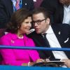 La reine Silvia de Suède et le prince Daniel très complices lors du match amical Suède-Brésil au stade Rasunda le 15 août 2012, à Stockholm, pour le dernier événement accueilli dans cette enceinte avant sa démolition.