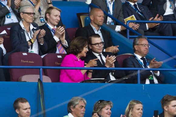 La reine Silvia de Suède et le prince Daniel ensemble au match amical Suède-Brésil au stade Rasunda le 15 août 2012, à Stockholm, pour le dernier événement accueilli dans cette enceinte avant sa démolition.