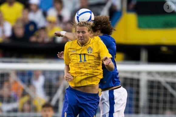 Ola Toivonen à la lutte avec David Luiz. Image du match amical Suède-Brésil au stade Rasunda le 15 août 2012, à Stockholm, pour le dernier événement accueilli dans cette enceinte avant sa démolition.