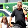 Dustin Hoffman se promène avec sa petite-fille dans les rues de Brentwood le 15 août 2012