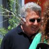 Amusé, Dustin Hoffman se promène avec sa petite-fille dans les rues de Brentwood le 15 août 2012