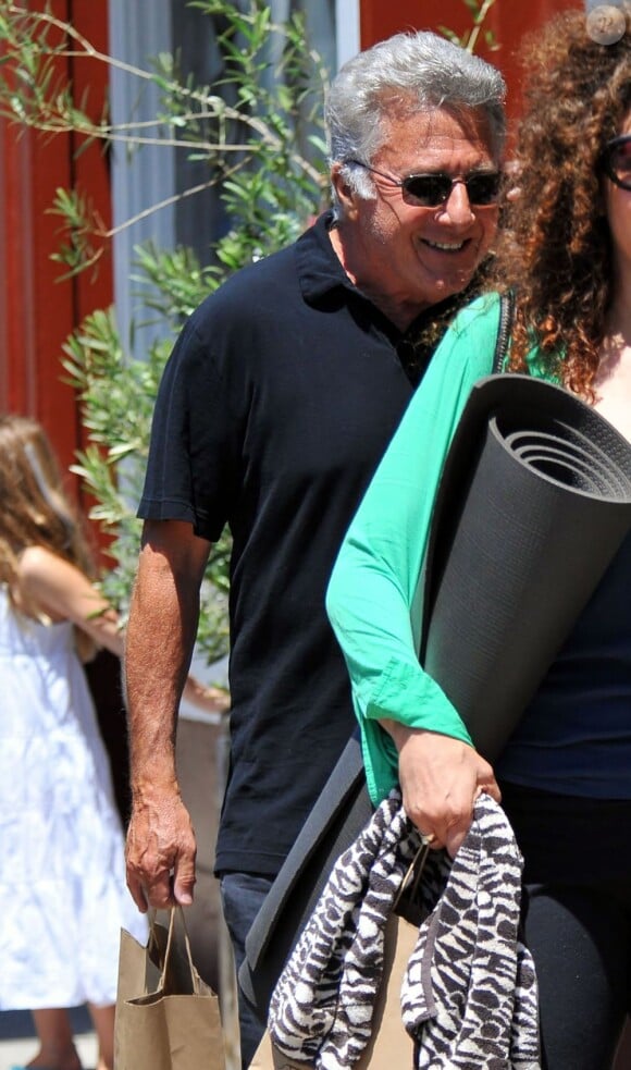 Amusé, Dustin Hoffman se promène avec sa petite-fille dans les rues de Brentwood le 15 août 2012