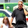 Dustin Hoffman se promène avec sa petite-fille dans les rues de Brentwood le 15 août 2012