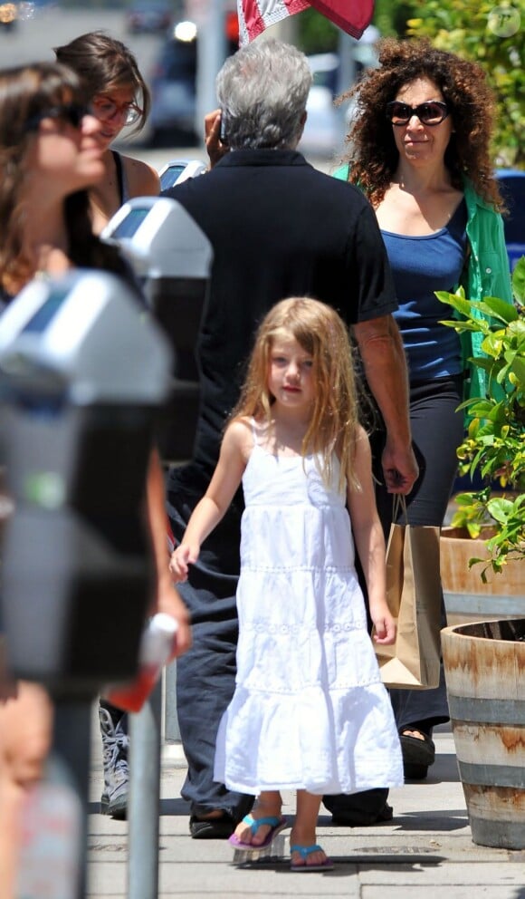 La petite-fille de Dustin Hoffman, dans les rues de Brentwood le 15 août 2012